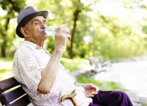 Durante a velhice, é comum algumas mudanças fisiológicas no corpo que dificultam a identificação da sede. Por esse motivo, muitos idosos acabam não dando a devida atenção à hidratação.